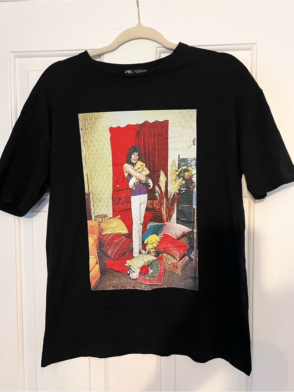 Zara Black Graphic Short-Sleeve Tee with Red Accent Photo Print